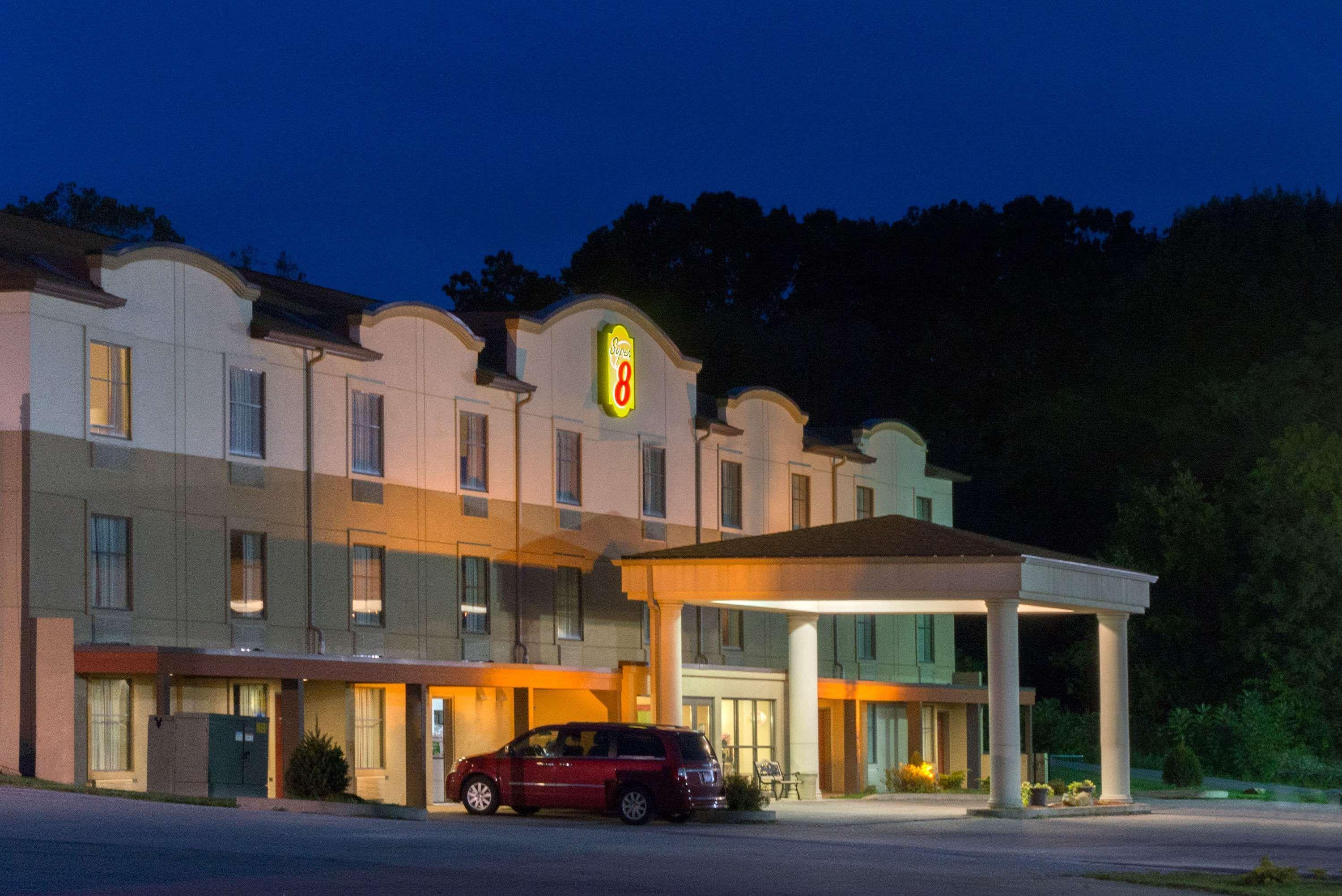 Super 8 By Wyndham Beaver Falls Екстериор снимка